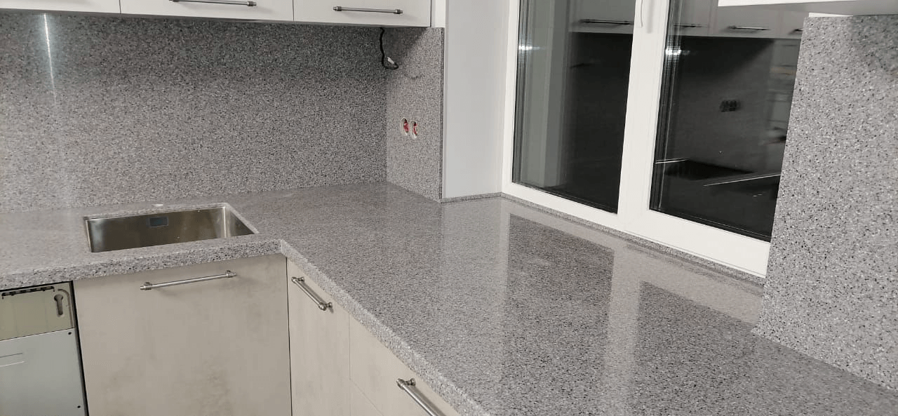 Столешница с подоконником из камня Staron Pg810 с фартуком из искусственного камня